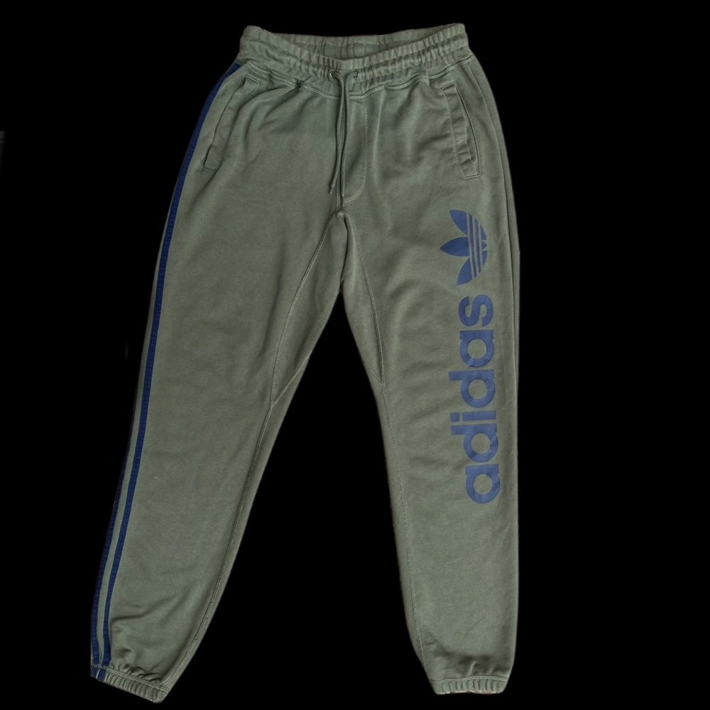 ADIDAS LOGO SWEAT PANT
BASE GREEN & COLLEGIATE NAVY